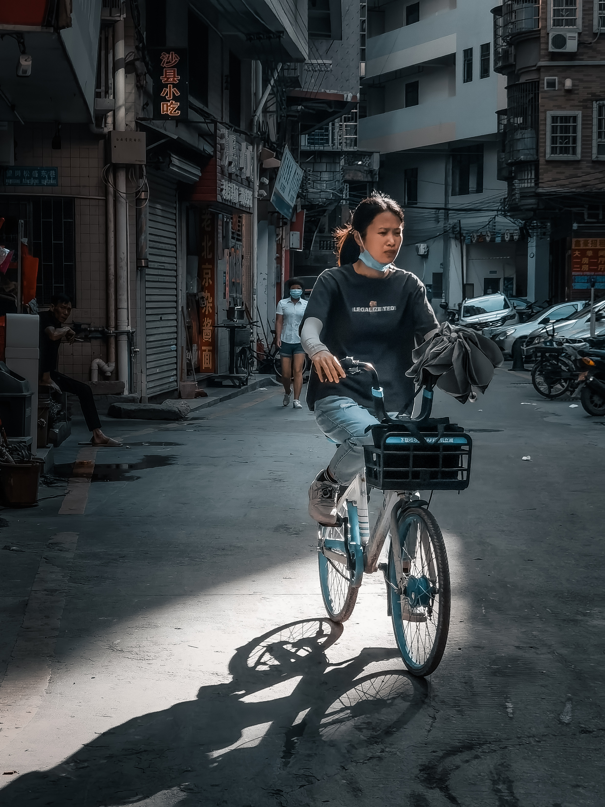 巷子里穿插着各式匆匆忙忙的行人…@小助手@小秋秋@zealer app